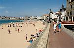 Der Strand von St. Jean de Luz, baskische Land, Pyrenees-Atlantiques, Aquitaine, Frankreich, Europa