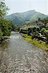 Hotel Arce auf dem Fluss Nive, St. Etienne de Baigorry, baskische Land, Pyrenees-Atlantiques, Aquitaine, Frankreich, Europa