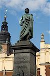 Statue du poète romantique Mickiewicz devant la Halle aux draps (Sukiennice), place du marché (Rynek Glowny), District de vieille ville (Stare Miasto), Krakow (Cracovie), Site du patrimoine mondial de l'UNESCO, Pologne, Europe