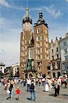 St. Mary's church or basilica, Main Market Square (Rynek Glowny), Old Town District (Stare Miasto), Krakow (Cracow), UNESCO World Heritage Site, Poland, Europe