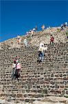 Touristes grimpant vers le haut de la pyramide de la lune, Teotihuacan, 150AD à 600AD et plus tard utilisé par les Aztèques, patrimoine mondial UNESCO, au nord de Mexico, au Mexique, en Amérique du Nord