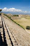 Blick nach Westen über den alten Zapoteken Stadt von Monte Alban, UNESCO-Weltkulturerbe, in der Nähe der Stadt Oaxaca, Oaxaca, Mexiko, Nordamerika