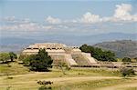 Regardant vers le Nord à travers l'ancienne zapotèque ville de Monte Albán, patrimoine mondial UNESCO, près de la ville de Oaxaca, Oaxaca, au Mexique, en Amérique du Nord