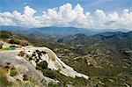 Hierve el Agua (l'ébullition de l'eau), de l'eau riche en bulles de minéraux vers le haut de la montagne et le verse sur le bord, Oaxaca, au Mexique, en Amérique du Nord