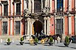 Calèche avec le Palais des archevêques en arrière-plan dans le quartier de Santa Cruz, Séville, Andalousie (Andalucia), Espagne, Europe