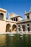 La piscine du mercure dans le Real Alcazar, le patrimoine mondial de l'UNESCO, le quartier de Santa Cruz, Séville, Andalousie (Andalucia), Espagne, Europe