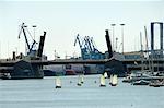 Segelboote und Sevilla Hafen am Fluss Rio Guadalquivir, Sevilla, Andalusien, Spanien, Europa