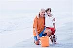 Großvater und Enkel am Strand mit einem Net und Eimer