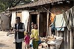 Famille à l'extérieur de leur maison, Tilijara, Kolkata, West Bengal, Inde