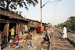 Personnes vivant à proximité des chemins de fer, Tilijara, Kolkata, West Bengal, Inde