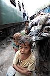 Jungen in der Nähe von Train Tracks, Tilijara, Kolkata, Westbengalen