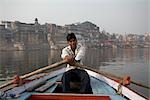 Homme bateau à rames sur le Gange, Varanasi, Uttar Pradesh, Inde