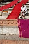 Homme assis sur les marches, Varanasi, Uttar Pradesh, Inde