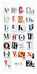 Buchstaben des Alphabets geschnitten aus Magazin-Seiten