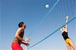 Couple jouer au Beach-volley