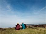 couple d'âge mûr reposant sur la lande