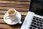 Laptop-Computer und eine Tasse Kaffee