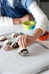 Frau machen Schokolade getaucht Shortbread mit Streuseln