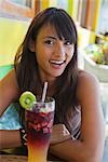Frau mit einem tropischen Drink, Punta Kautschukbäume, Nayarit, Mexiko