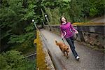 Femme qui marche un chien dans l'Arboretum, Seattle, Washington, USA