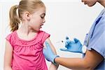 Mädchen bekommen Immunisierung