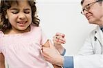 Mädchen bekommen Immunisierung