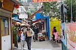 Gens dans la rue principale de Yung Shu Wan, Lamma Island, Hong Kong