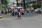Personnes sur une moto dans les rues de Ho Chi Minh, Vietnam