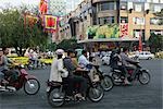 Personnes sur une moto sur Le Loi St, Ho Chi Minh ville, Vietnam