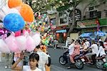 Personnes sur une moto dans les rues de Ho Chi Minh, Vietnam