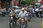 Menschen auf Motobike auf Le Loi St., Ho-Chi-Minh-Stadt, Vietnam