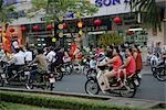 Personnes sur une moto dans les rues de Ho Chi Minh, Vietnam