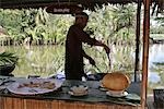 Un vendeur de dumping frit au Village touristique de Quoi Binh, Vietnam