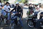 Femmes à moto sur le marché, Vung Tau, Vietnam