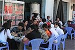 Menschen, die frühstücken in einem Nudel-Shop, Vung Tau, Vietnam