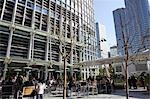 Personnes ayant des repas au restaurant sur la terrasse du jardin de la tour 2IFC, Hong Kong