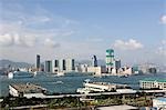 Périphérique Island Ferry Piers forestières donnant sur Kowloon skyline, Hong Kong