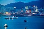 Kowloon East Skyline und den Victoria Harbour in der Abenddämmerung, Hong Kong