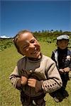 Enfants tibétains à Simone Prairie, Blue Moon Valley, Shangri-la, Chine