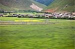 Village tibétain dans la banlieue de Shangri-La, Chine