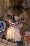 Artisan tibétain, fabrication de brosses, Shangri-La, Chine