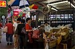 Menschen, die durch die Straßenbahn-Terminal auf dem Lebensmittelmarkt einkaufen Shau Kei Wan, Hong Kong
