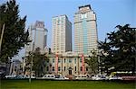 Bureau de l'administration postale de Dalian devant les gratte-ciels à Dalian, en Chine, Dalian Chine