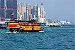 Ligne d'horizon avec un bateau d'excursions dans le port de Hong Kong Sheung Wan