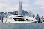 Skyline central de Kowloon avec un bateau de croisière dans le port, Hong Kong