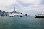 Zentralen Skyline von Kowloon mit einem Kreuzfahrtschiff im Hafen, Hong Kong