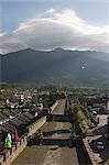 Vogelperspektive Anzeigen der alten Stadt von Dali aus Nanmen (Südtor) mit Mt. Caoshan in der Entfernung, Provinz Yunnan, China