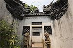 Tête de dragon, partie du décor de toit au jardin Yu, Shanghai, Chine