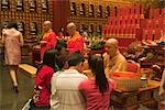 Mönch geben Segen an Buddha Tooth Relic Tempel und Museum, Chinatown, Singapur