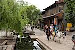 Équitation pour touriste à Shuhe village, Lijiang, Province du Yunnan, Chine